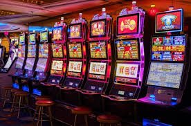Antarmuka meja Infinite Blackjack di platform maxwin menampilkan kartu dealer, area taruhan pemain, dan feed video real-time